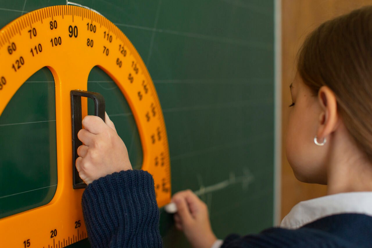 Atividade de Matemática 7 Ano sobre Gráfico de Colunas e Porcentagem